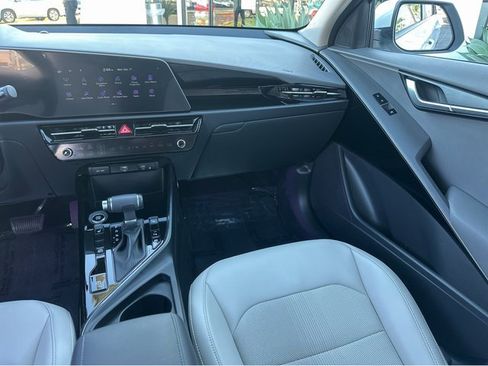 Certified 2025 Kia Niro EX image 13