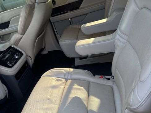 Used 2019 Lincoln Navigator Reserve image 17
