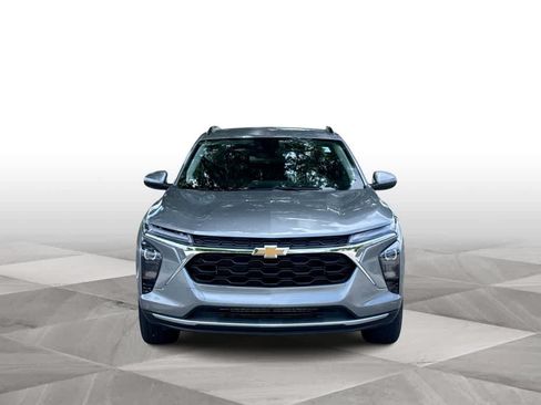 Used 2025 Chevrolet Trax LT w/ Driver Confidence Package FWD image 3