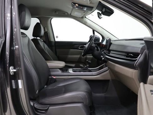 Used 2025 Kia Carnival FWD image 38