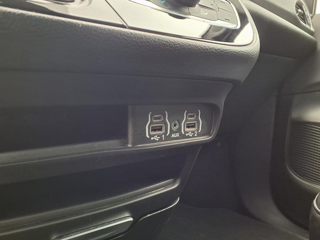 Used 2025 Chrysler Pacifica Select FWD image 7