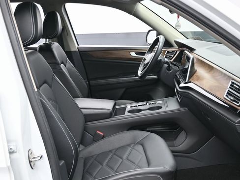 Used 2024 Volkswagen Atlas SE image 34