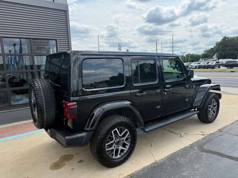 Used 2025 Jeep Wrangler Unlimited Sahara w/ Technology Group AWD/4WD image 12