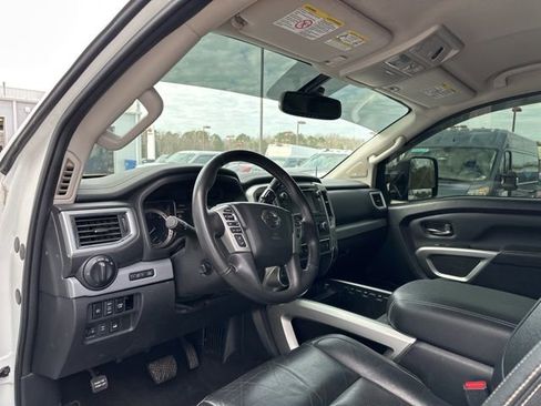Used 2019 Nissan Titan PRO-4X w/ Pro-4x Convenience Package image 11