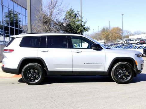 New 2025 Jeep Grand Cherokee L Laredo image 4