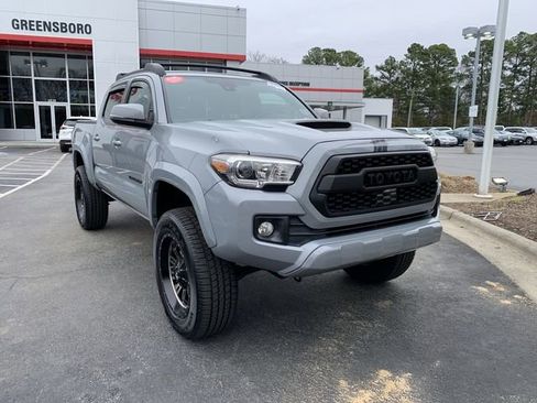 Used 2018 Toyota Tacoma TRD Sport image 2