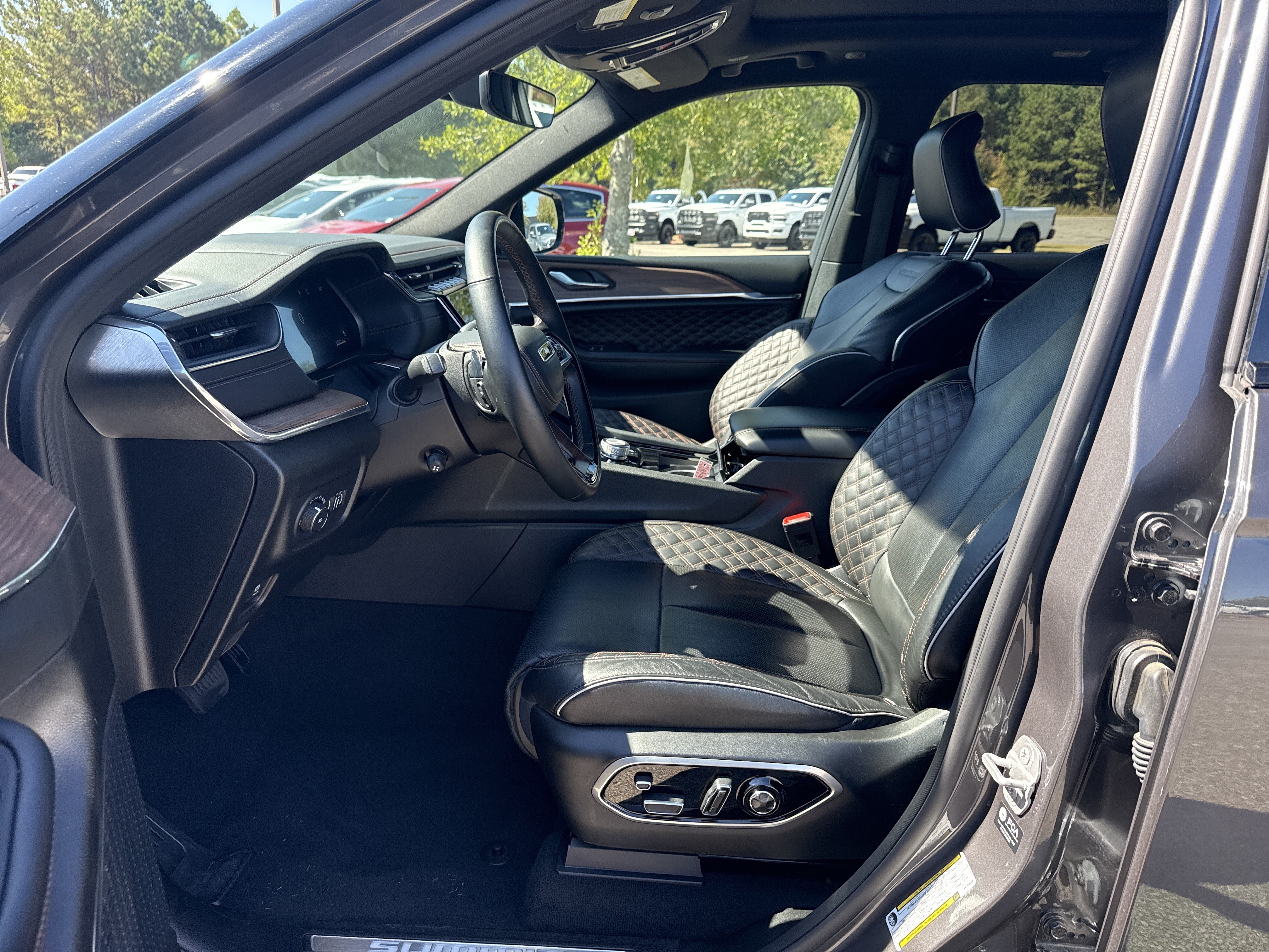 Used 2025 Jeep Grand Cherokee Summit w/ Obsidian Package AWD/4WD image 9