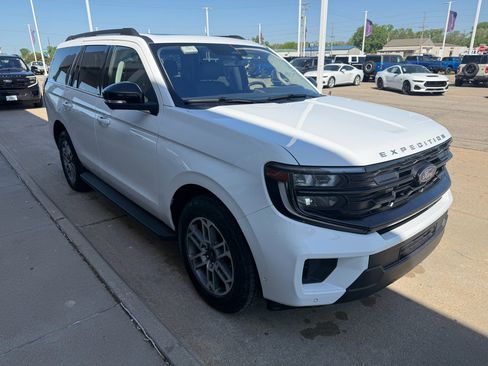 Used 2025 Ford Expedition Active image 4