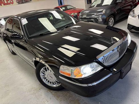 Used 2009 Lincoln Town Car Signature Limited image 7