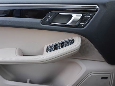 Used 2024 Porsche Macan image 32