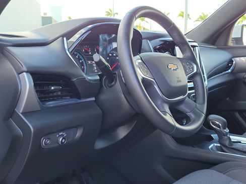 Used 2023 Chevrolet Traverse LT image 9