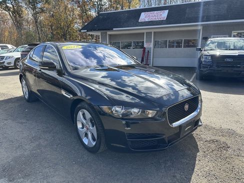 Used 2018 Jaguar XE Premium image 3