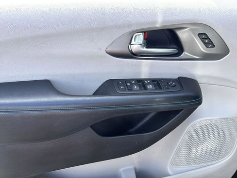 Used 2021 Chrysler Pacifica Touring-L image 8
