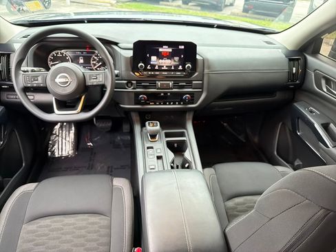 Used 2025 Nissan Pathfinder S image 14