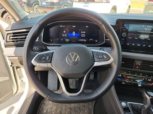 Certified 2025 Volkswagen Jetta SE w/ Sunroof Package FWD image 16