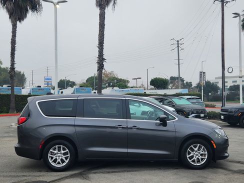 Used 2023 Chrysler Voyager LX image 15