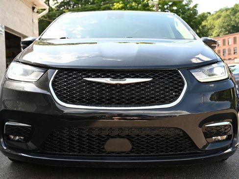 Used 2023 Chrysler Pacifica Touring-L FWD image 8