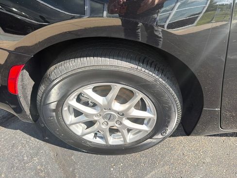 Used 2024 Chrysler Pacifica Touring-L FWD image 35