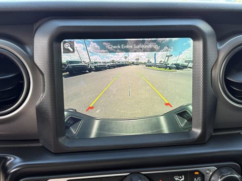 Used 2023 Jeep Gladiator Sport AWD/4WD image 28