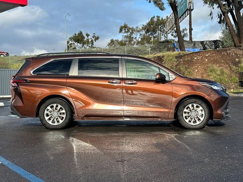 Used 2023 Toyota Sienna XLE image 6