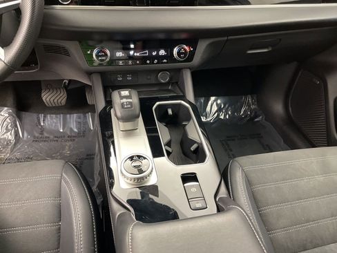 Used 2025 Mitsubishi Outlander SE image 12