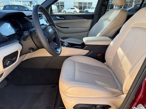 Certified 2023 Jeep Grand Cherokee Limited w/ Luxury Tech Group II image 21