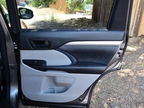 Used 2018 Toyota Highlander Plus AWD/4WD image 27