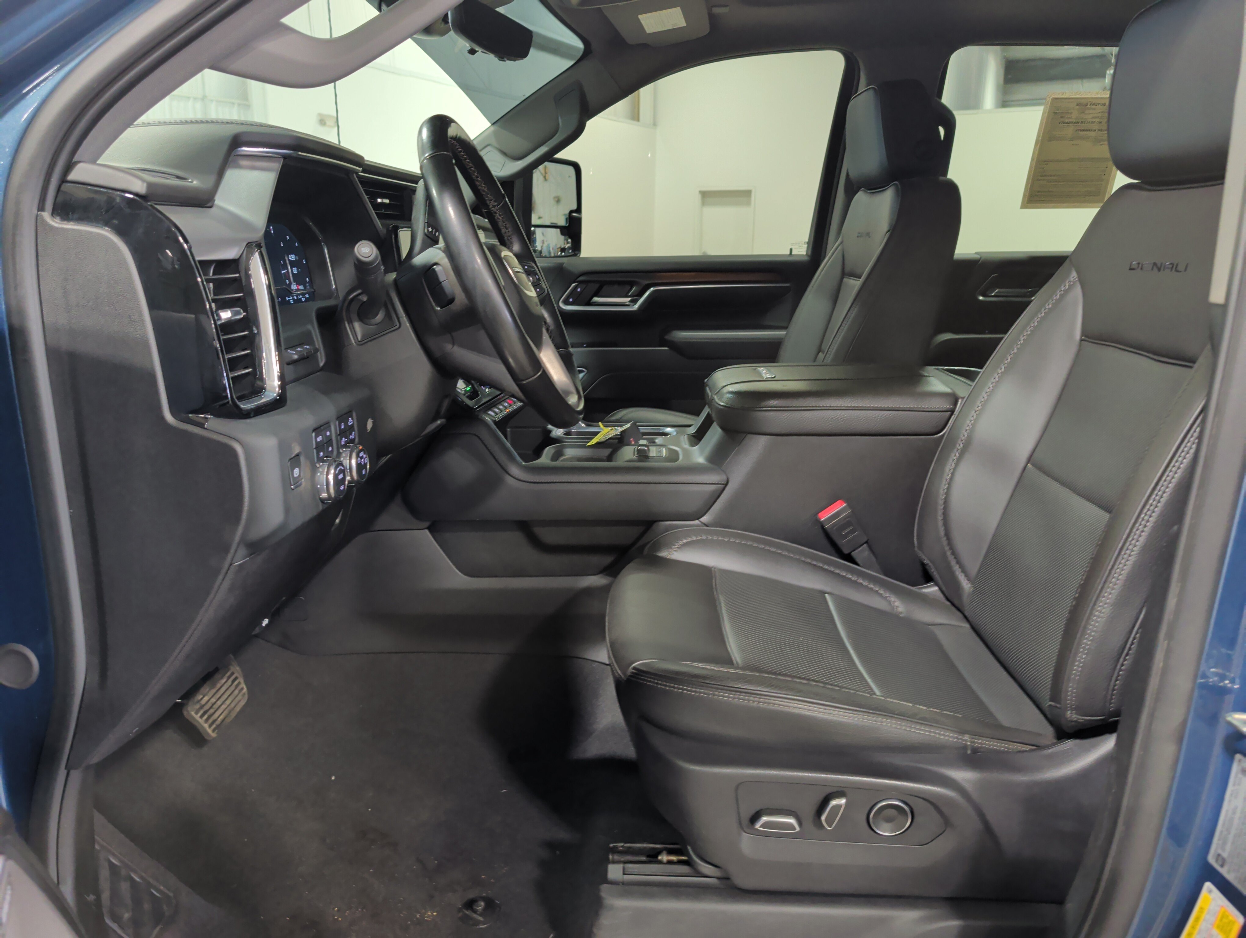 Used 2024 GMC Sierra 2500 Denali w/ Denali Reserve Package AWD/4WD image 10