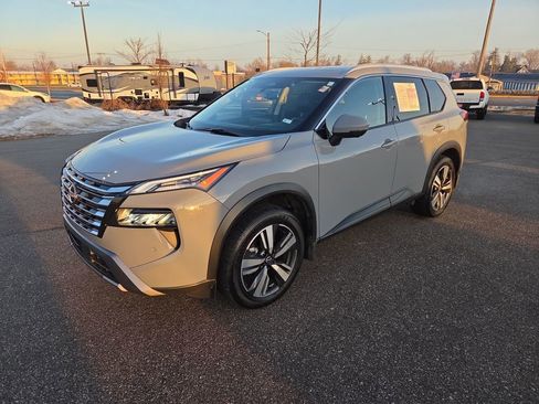 Used 2025 Nissan Rogue SL w/ SL Premium Package image 31