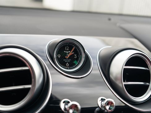 Used 2017 Bentley Bentayga AWD/4WD image 22
