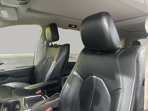Used 2019 Chrysler Pacifica Limited FWD image 10