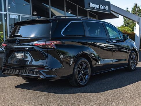 Used 2024 Toyota Sienna XSE w/ XSE Premium Package AWD/4WD image 7