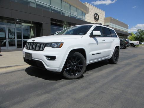 Used 2017 Jeep Grand Cherokee Altitude AWD/4WD image 1