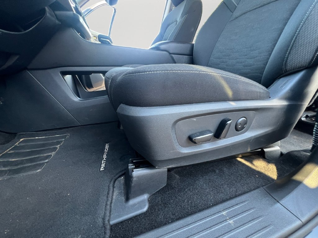 Used 2025 Nissan Pathfinder SV AWD/4WD image 23