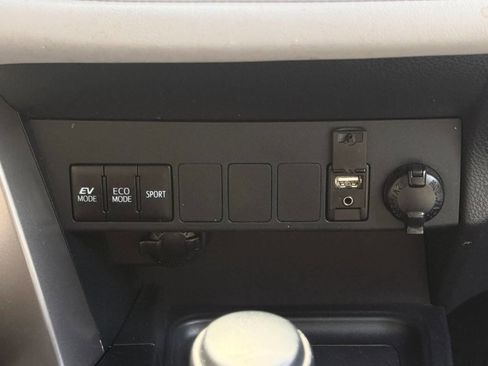 Used 2018 Toyota RAV4 XLE w/ Convenience Package AWD/4WD image 9