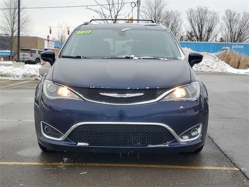 Used 2017 Chrysler Pacifica Touring-L Plus image 2