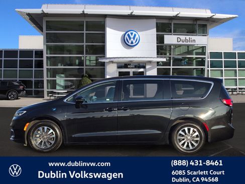 Used 2024 Chrysler Pacifica Select image 7