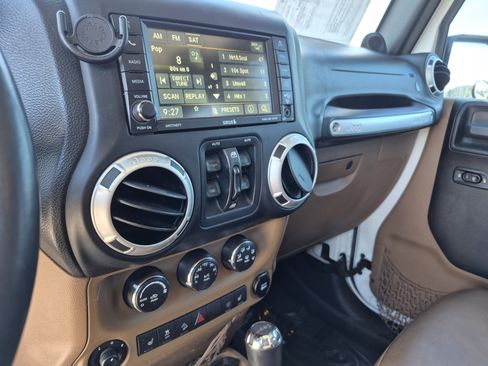 Used 2014 Jeep Wrangler Unlimited Sahara w/ Max Tow Package AWD/4WD image 11