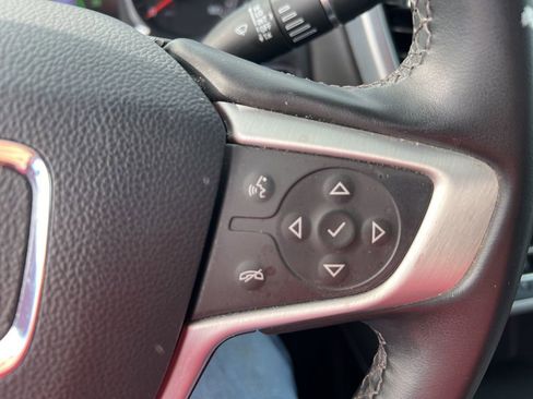 Used 2023 GMC Acadia SLT image 17