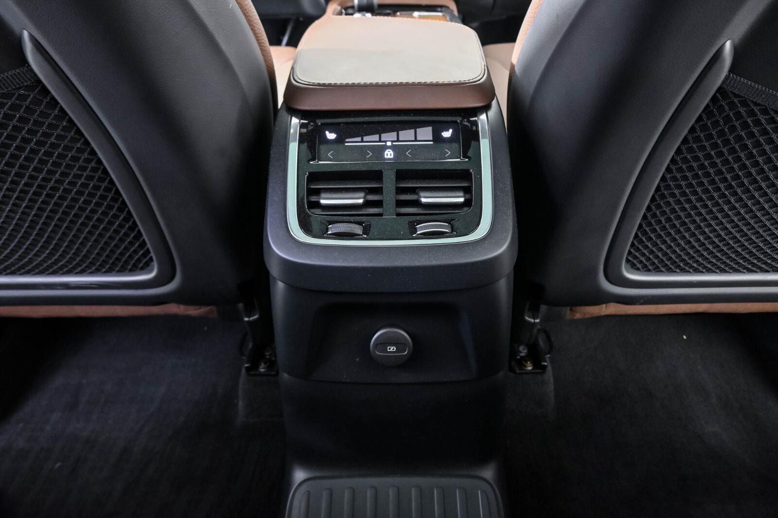 Certified 2024 Volvo XC90 T8 Plus w/ Protection Package Premier AWD/4WD image 17