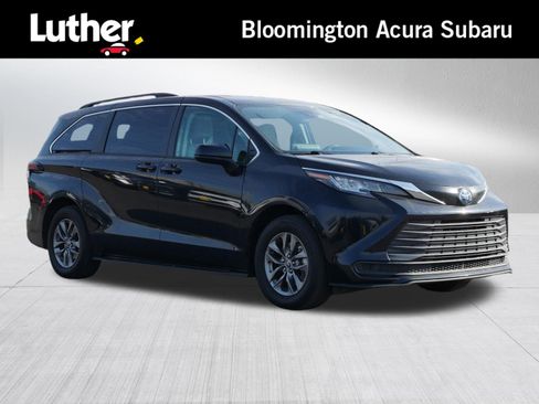 Used 2023 Toyota Sienna LE image 1