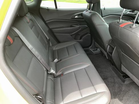 Used 2024 Chevrolet Trax RS w/ Sunroof Package FWD image 32