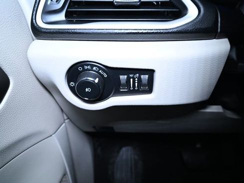 Used 2023 Chrysler Pacifica Touring-L image 36