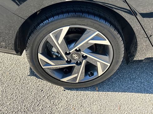Certified 2025 Hyundai Elantra SEL image 17