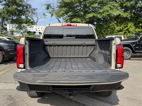 Certified 2023 Chevrolet Colorado Z71 w/ Z71 Convenience Package 2 AWD/4WD image 6
