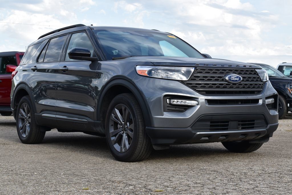 Used 2024 Ford Explorer XLT w/ Equipment Group 202A AWD/4WD image 3