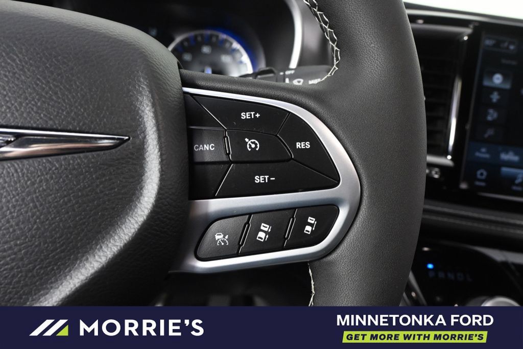 Used 2026 Chrysler Pacifica Select FWD image 35