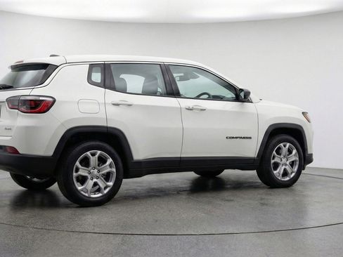 Used 2025 Jeep Compass Latitude image 9