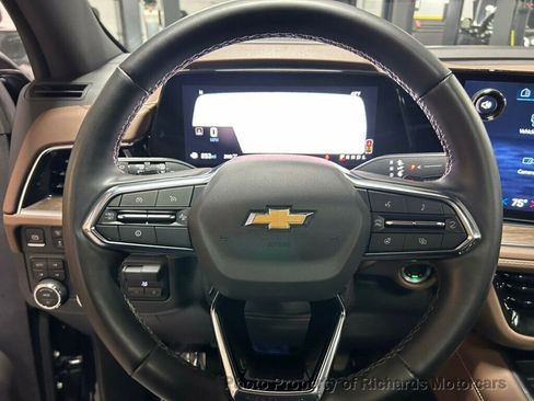 Used 2025 Chevrolet Suburban High Country AWD/4WD image 16