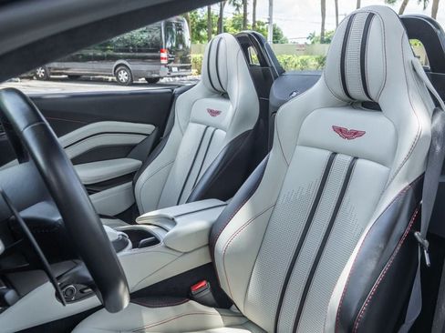 Used 2022 Aston Martin V8 Vantage Roadster RWD image 13